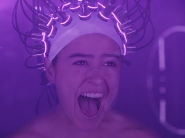 Schreiende Frau mit Sonden auf dem Kopf. Wir haben mit Showrunner Rainer Matsutani im Interview zu Spides gesprochen