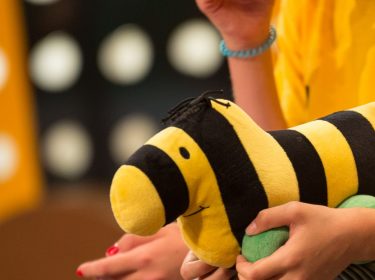 Ein Tigerenten-Plüschtier bei der Aufzeichnung der Kindersendung.