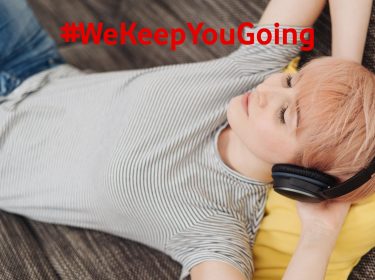 Frau entspannt mit Kultur im Livestream