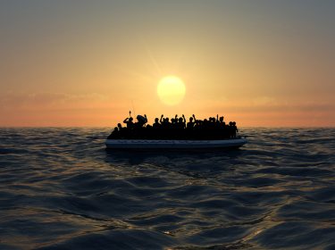 Geflüchtete auf einem Boot. Im Videospiel Salaam erzählt Lual Mayen von seiner Flucht aus dem Südsudan