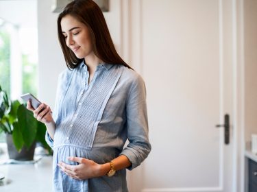 Schwangere Frau nutzt Apps für Schwangere
