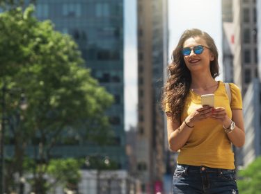 Frau mit Smartphone in New York