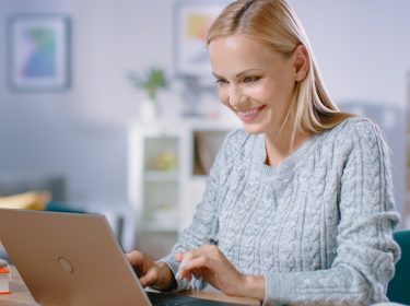blonde Frau am Laptop