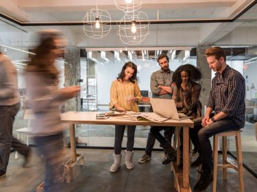 Team eines Start-ups bereitet im Meetingraum den Rheinland Pitch vor