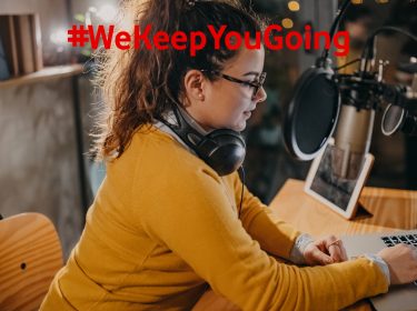 Frau will eigenen Podcast erstellen