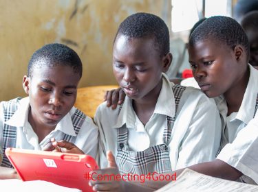 Schülerinnen der Vodafone Instant Network Schools mit Tablet im Unterricht