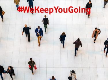 Menschen, die sich auf Abstand auf der Straße bewegen, aus der Vogelperspektive aufgenommen.