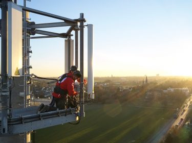 10 Jahre LTE: Techniker arbeiten hoch oben auf Mobilfunkmast