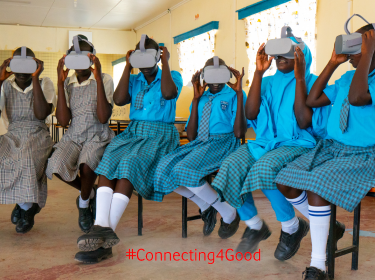 Schülerinnen der Vodafone Instant Network Schools mit VR-Brillen bei VR-Schulausflug