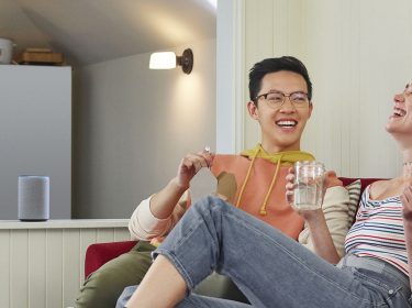 junges Paar mit Amazon Echo