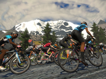 Radfahrer in der App Zwift vor Bergszene