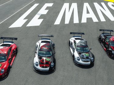 Vier Rennwagen sind auf der virtuellen Strecke von 