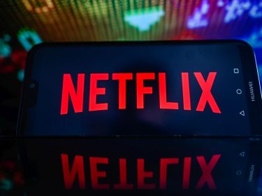 Das Netflix-Logo ist auf einem Smartphone abgebildet