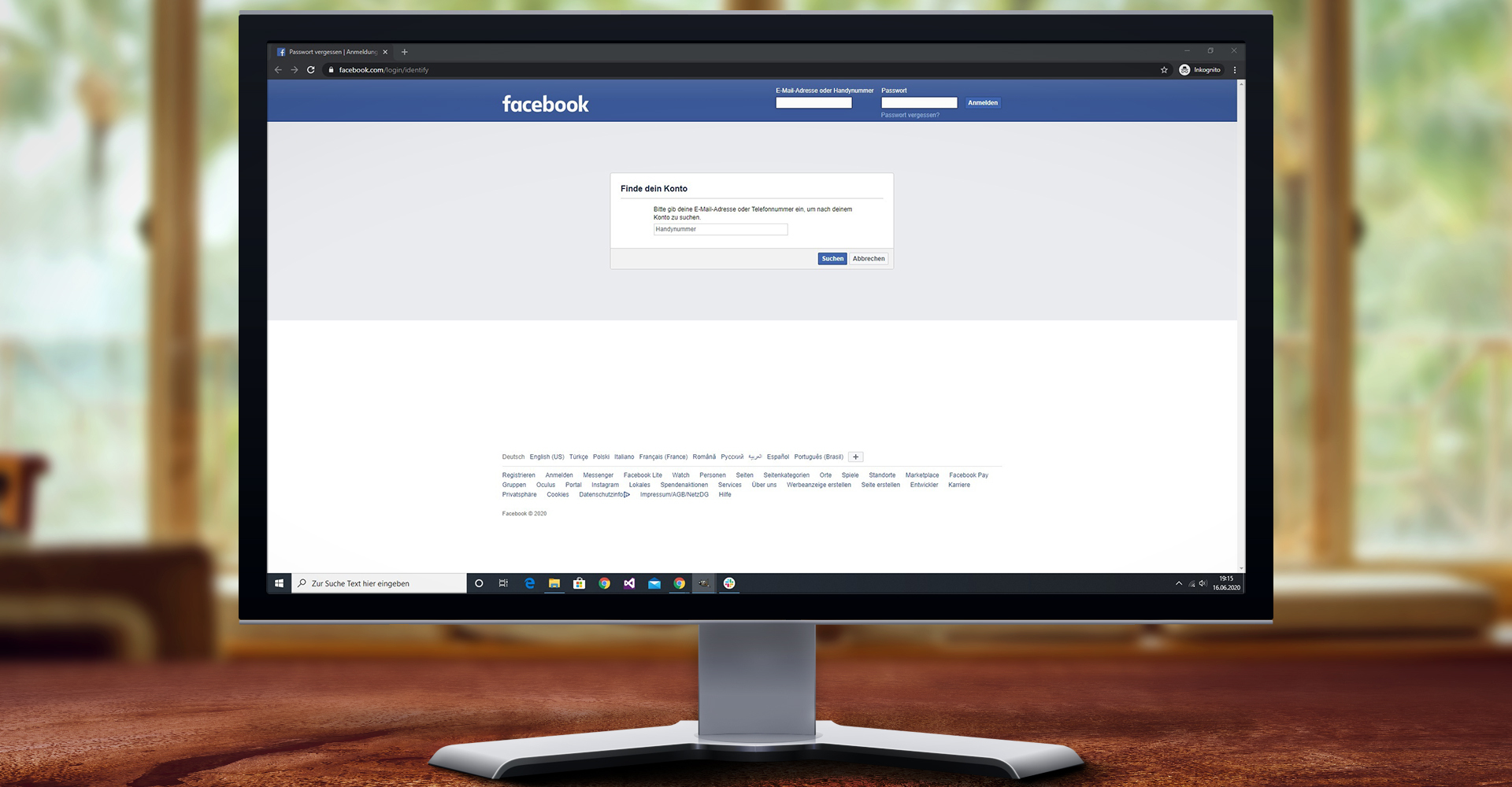 Monitor zeigt Maske zum Anfordern eines Passwort-Resets auf der Webseite von Facebook