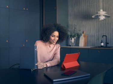 Eine Frau richtet ihr GigaNetz ein