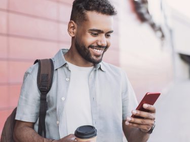 Ein Mann hat sein Instagram-Passwort vergessen und fordert ein neues an