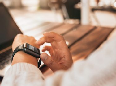 Frau nutzt neue Apple-Watch-Funktion.