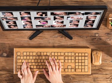 Frau bearbeitet am PC Fotos