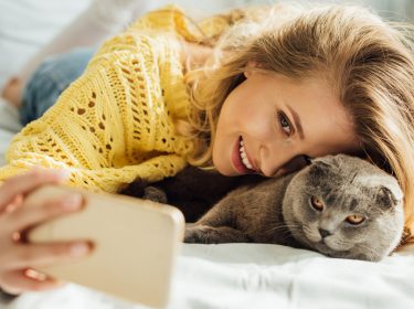 Damit bei Selfies auf dem iPhone Vorschau und Ergebnis nicht voneinander abweichen, gibt es bei iOS 14 eine neue Funktion.