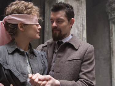 Rosamund Pike und Sam Riley in 