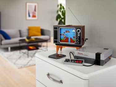 Das Nintendo Entertainment System als Lego-Nachbildung auf einer Kommode