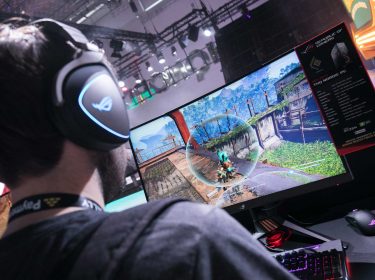 Jugendlicher zockt ein Videospiel auf der Gamescom 2019