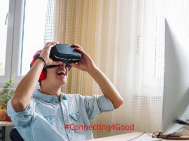 Junge trägt VR-Brille im Zimmer