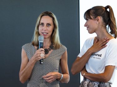 Vodafone Personal-Chefin Bettina Karsch spricht bei einem Event des Female Clubs nushu, neben ihr ein Teammitglied von nushu