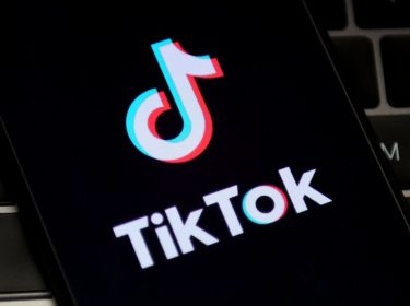 Handy mit TikTok-Logo