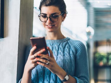 Frau nutzt Google Home auf dem Smartphone