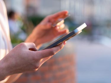 Menschliche Hand nutzt iPhone