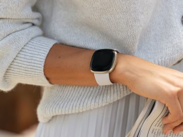 Fitbit Sense in der Farbe Mondweiß/Edelstahl Softgold