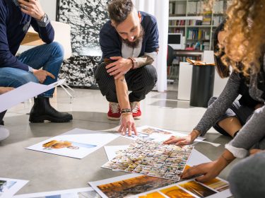 Team brainstormt über die Bilderauswahl