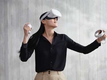 Frau trägt eine Oculus 2 Quest