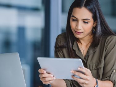 Frau nutzt Google Drive auf ihrem Tablet