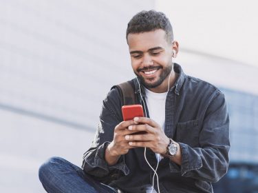 Mann öffnet die Google-News-App am Handy