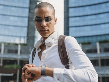 Mann liest WhatsApp-Nachricht auf der Apple Watch.