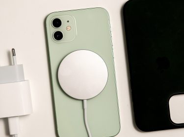 iPhone 12 mit MagSafe-Ladegerät