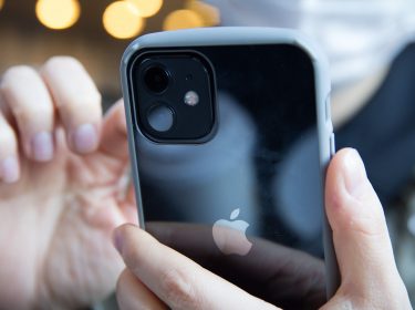 Frau richtet ihr neues iPhone 12 ein