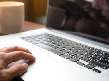 MacBook mit schwarzem Bildschirm