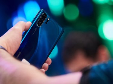 Mann hält China-Smartphone Huawei P30