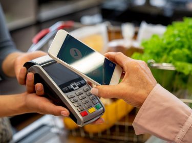 Bezahlen mit NFC via Smartphone an der Kasse