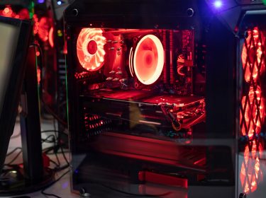 Gaming-PC-Innenleben mit roter LED-Beleuchtung
