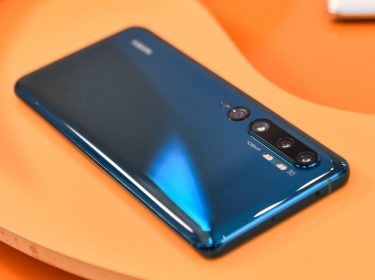 Smartphone Xiaomi Mi CC9 auf Tisch
