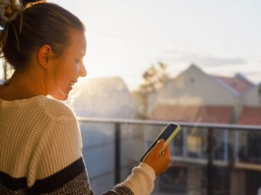Frau schaltet ihr iPhone aus.