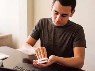 Junger Mann probiert neues Smartphone aus