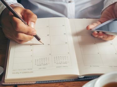 Herkömmlicher Kalender und ein Smartphone