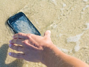 Smartphone am Strand ins Wasser gefallen