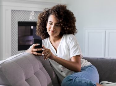 Frau ändert auf ihrem iPhone die App-Icons