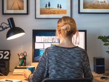 Frau sucht ihre verschwundene Taskleiste am PC.